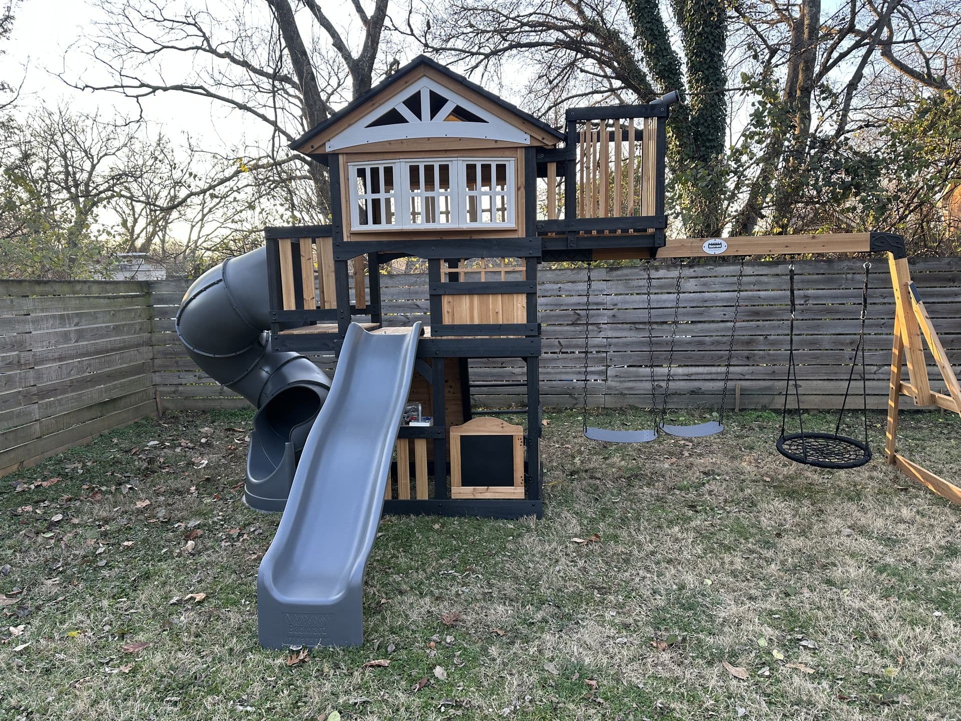 Playground Assembly completed by Vicmar